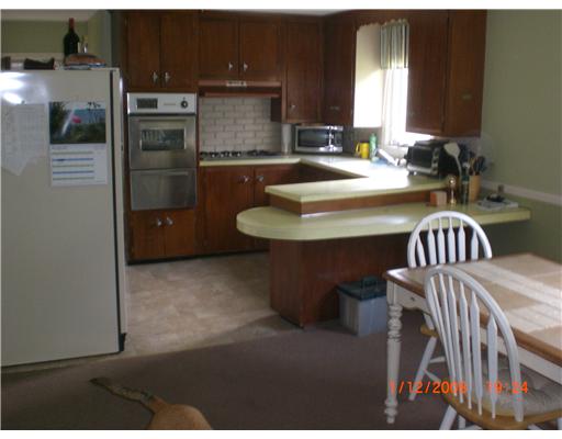 134 Douglas Road Warwick, RI 02886 - Photo 4 of 9 Kitchen.