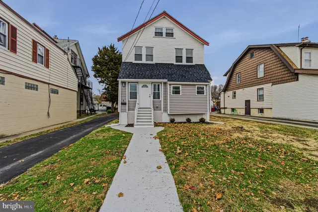 a view of house with garden