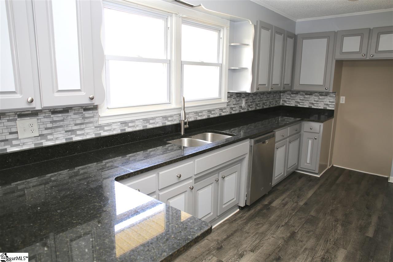 121 West Pine Street Duncan, SC 29334 - Photo 4 of 11 Gallery Image 4