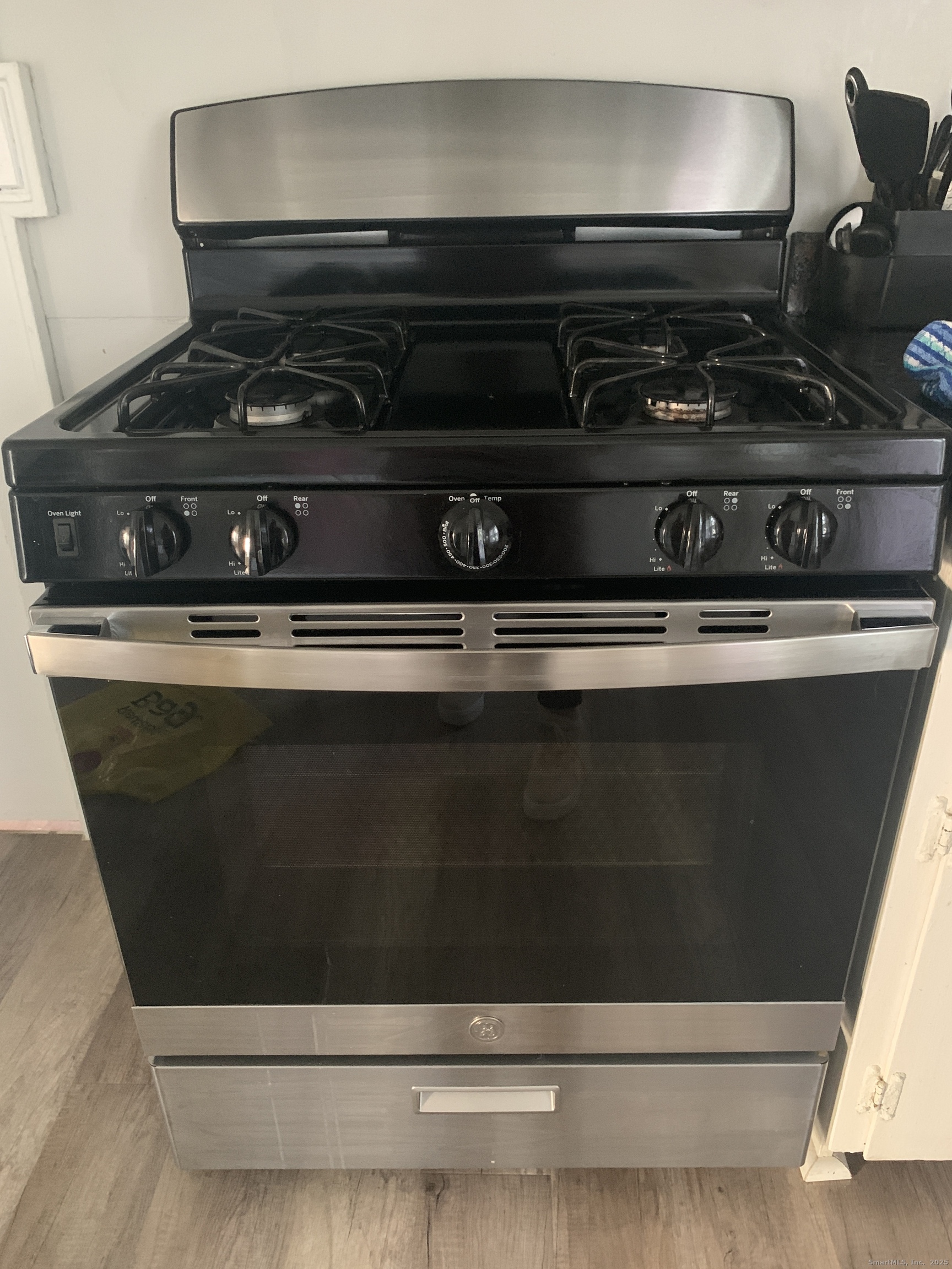 96 Seaview Terrace Bridgeport, CT 06605 - Photo 10 of 23 a close view of stove top oven