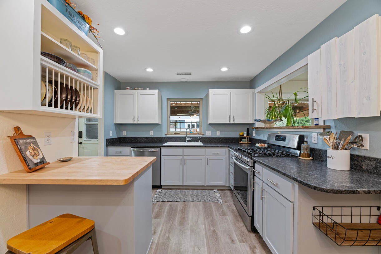 3747 Hilsinger Road Phoenix, OR 97535 - Photo 10 of 34 DSC_4401