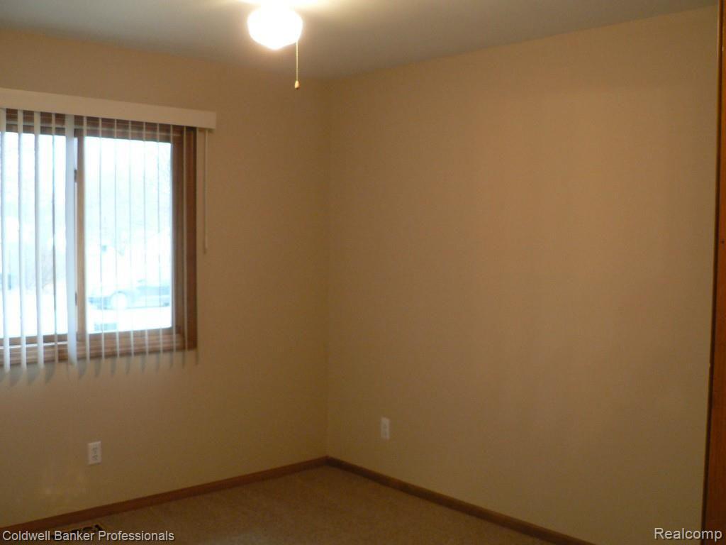 3677 Samuel Avenue Rochester, MI 48309 - Photo 20 of 32 P1090588.jpg