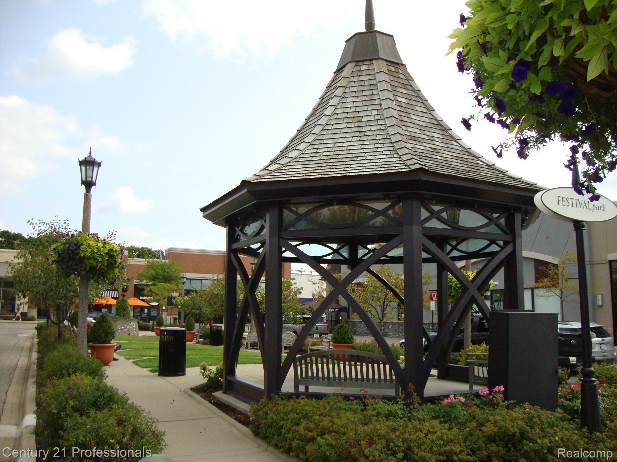 1354 North Fairview Lane Rochester, MI 48306 - Photo 61 of 70 61_Village of Rochester Hills shopping center_1.JPG