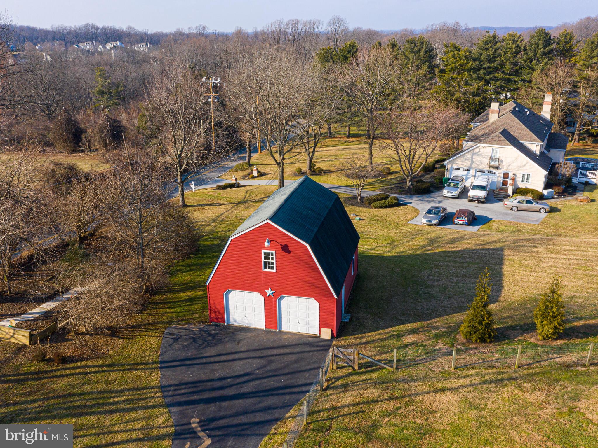 Beautiful 2 story barn!