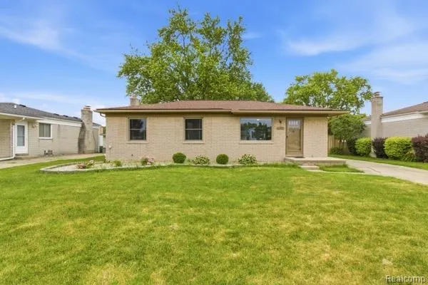 $1,950 | 4950 Windham Drive, Sterling Heights, MI 48310