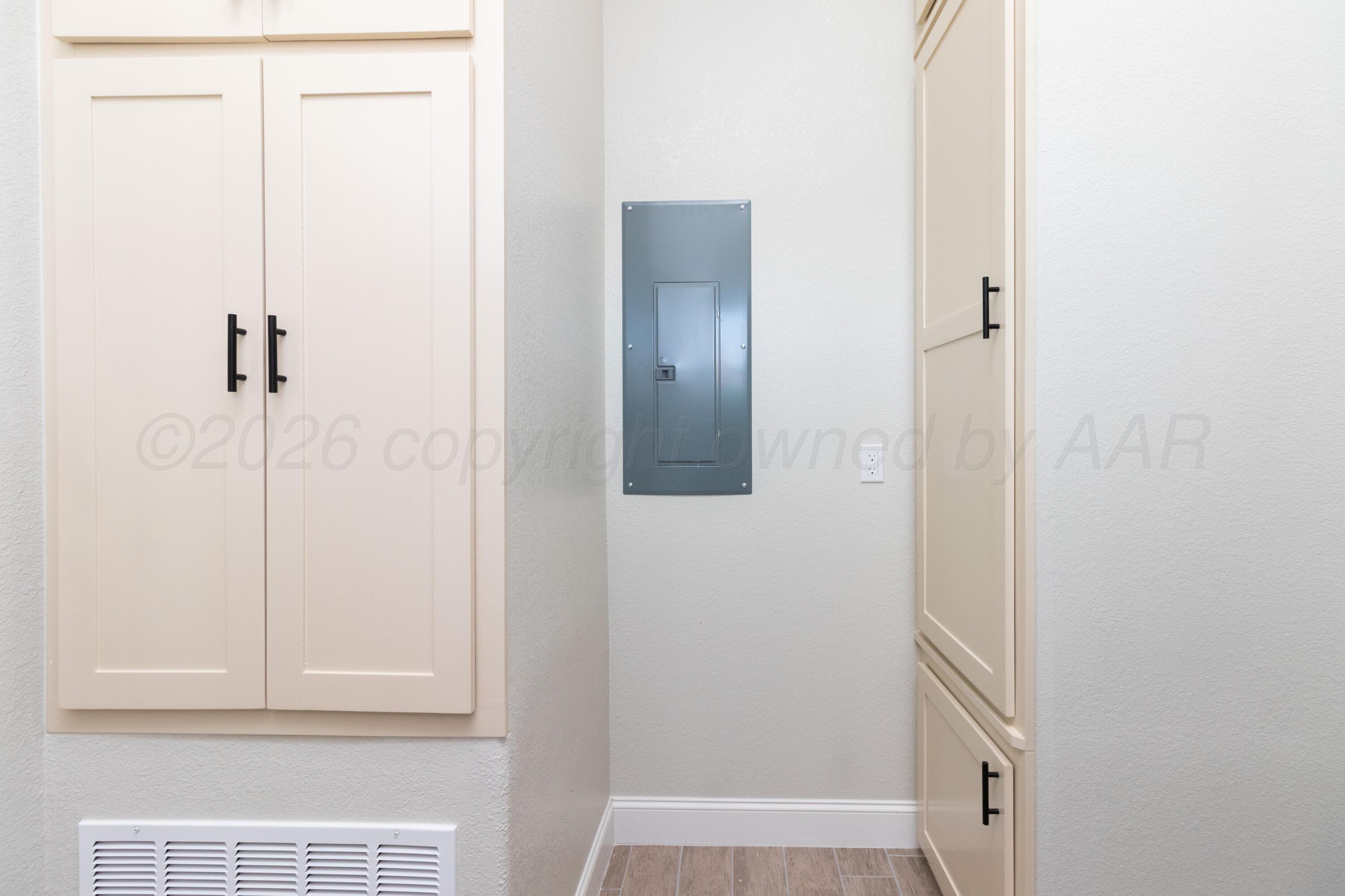 810 South Houston Street Shamrock, TX 79079 - Photo 29 of 42 a bathroom with a shower