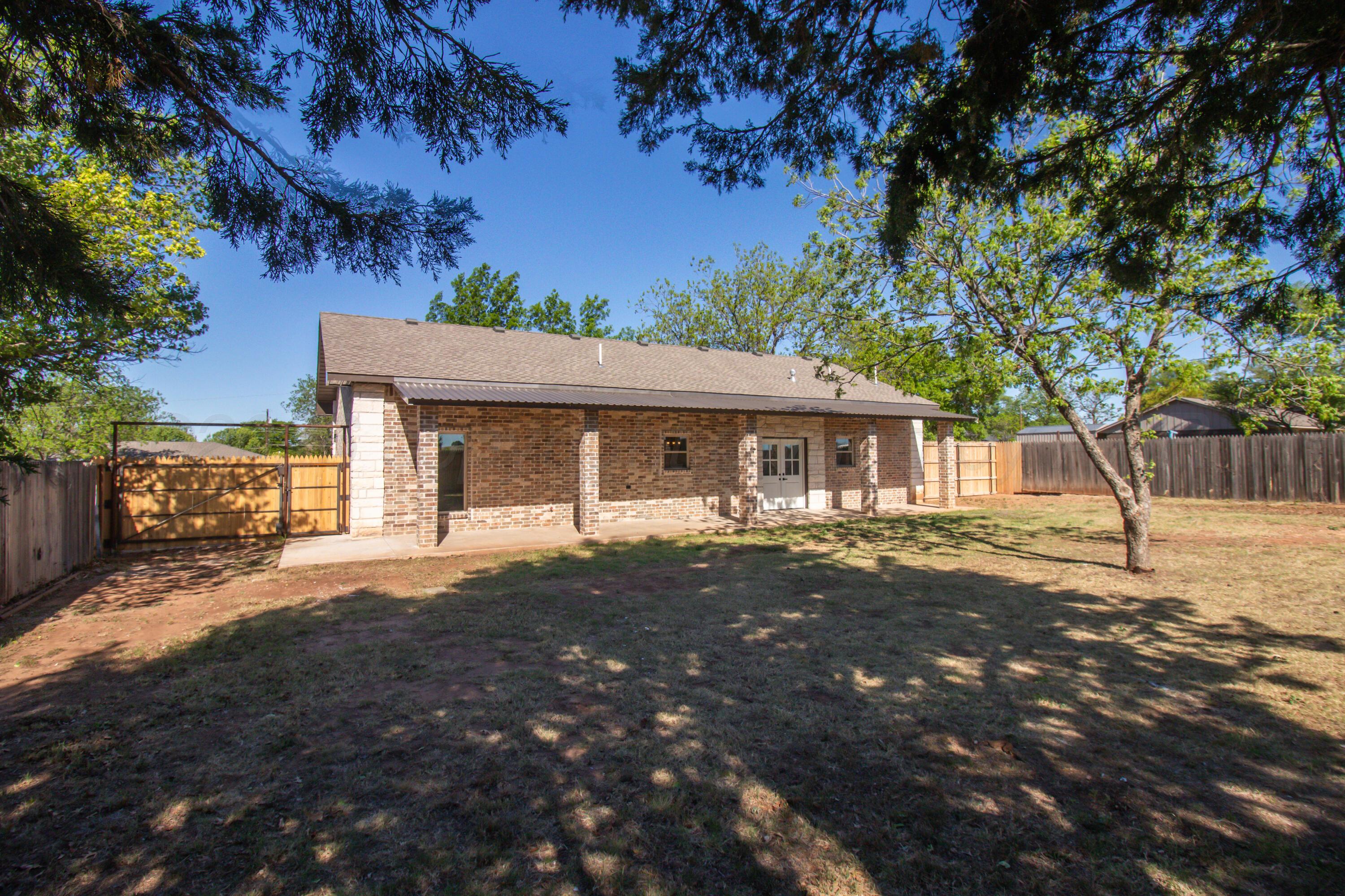 810 South Houston Street Shamrock, TX 79079 - Photo 32 of 42 a front view of a house with a yard