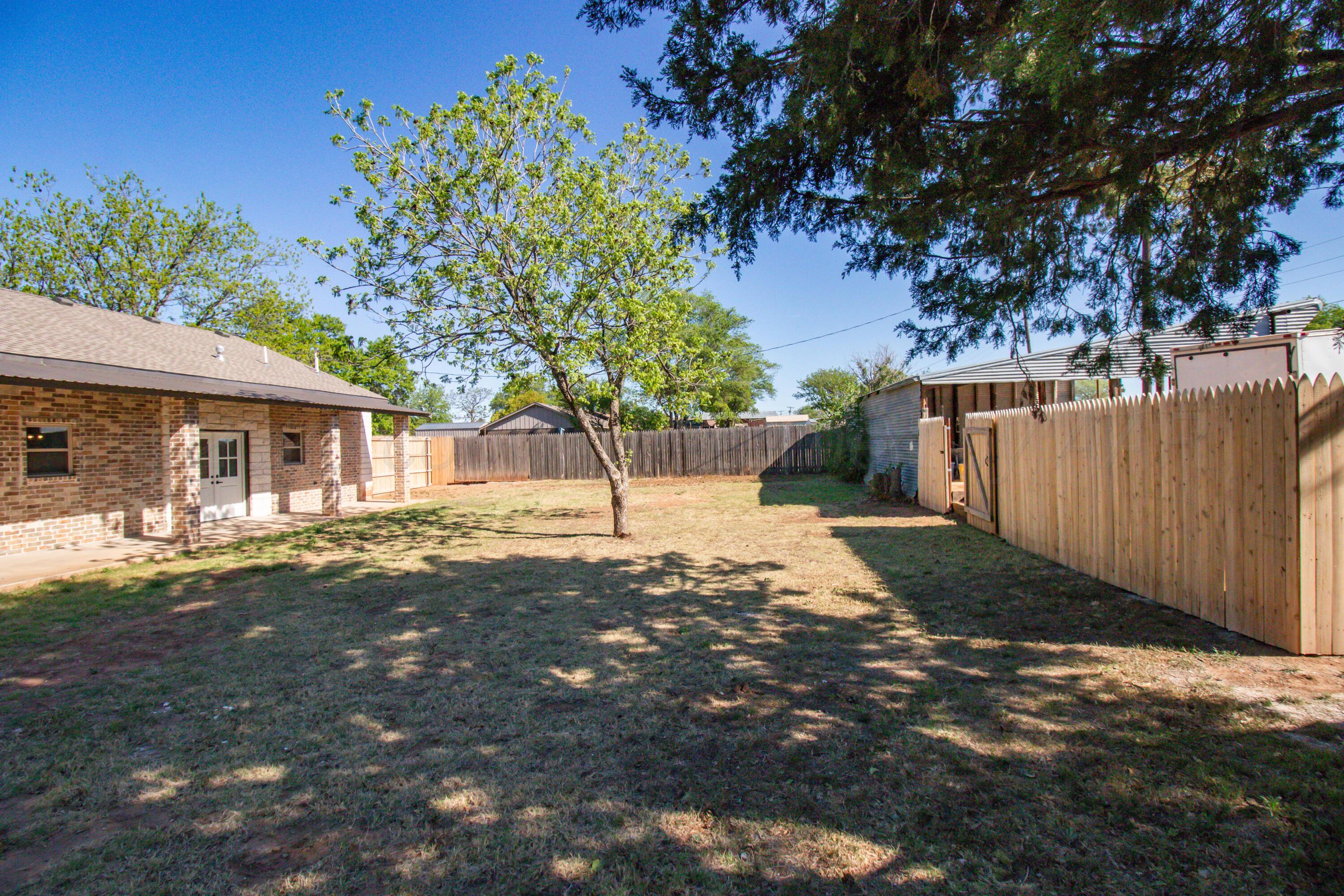 810 South Houston Street Shamrock, TX 79079 - Photo 33 of 42 a front view of a house with a yard and garage