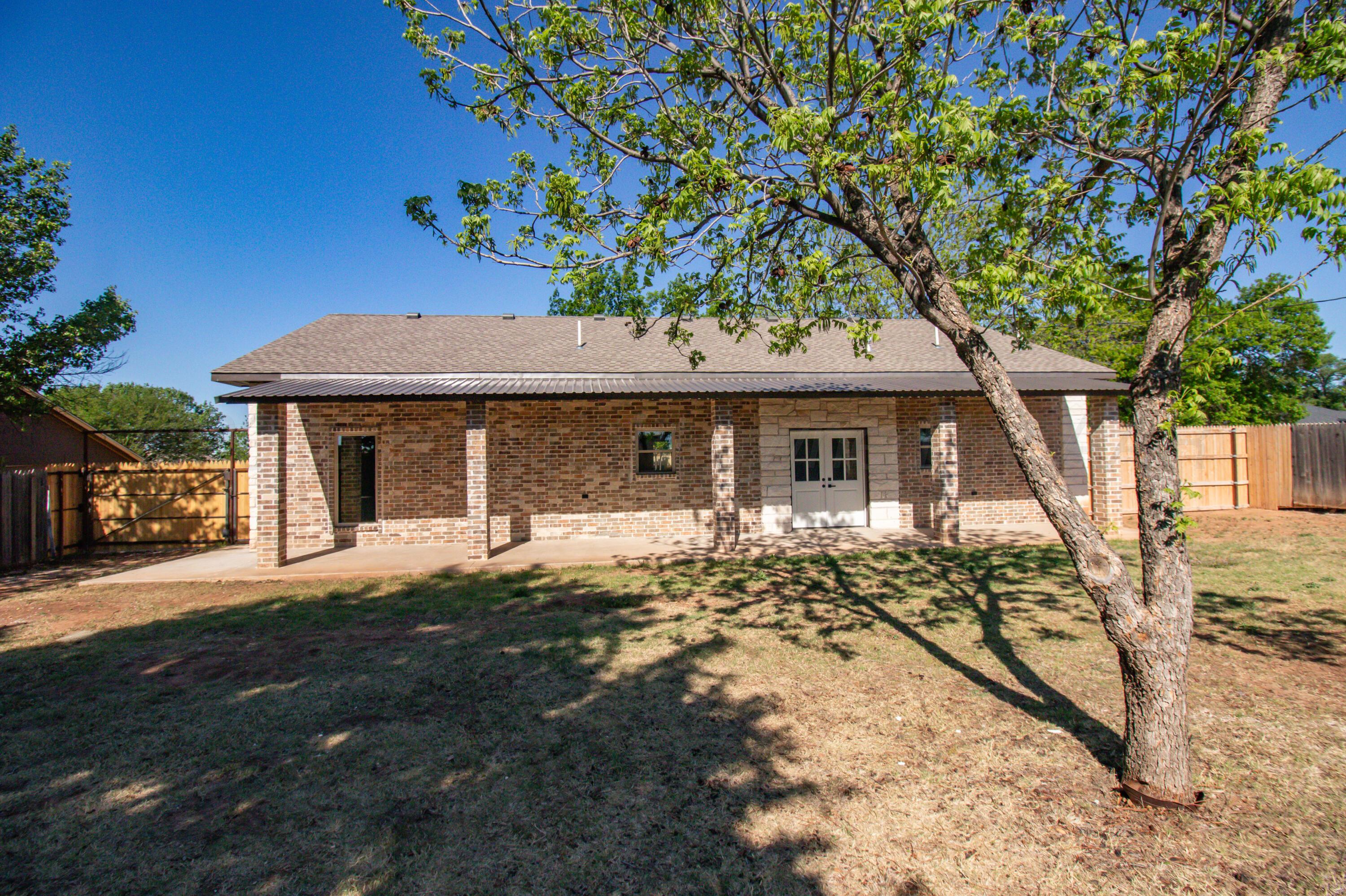 810 South Houston Street Shamrock, TX 79079 - Photo 34 of 42 a front view of a house with a garden