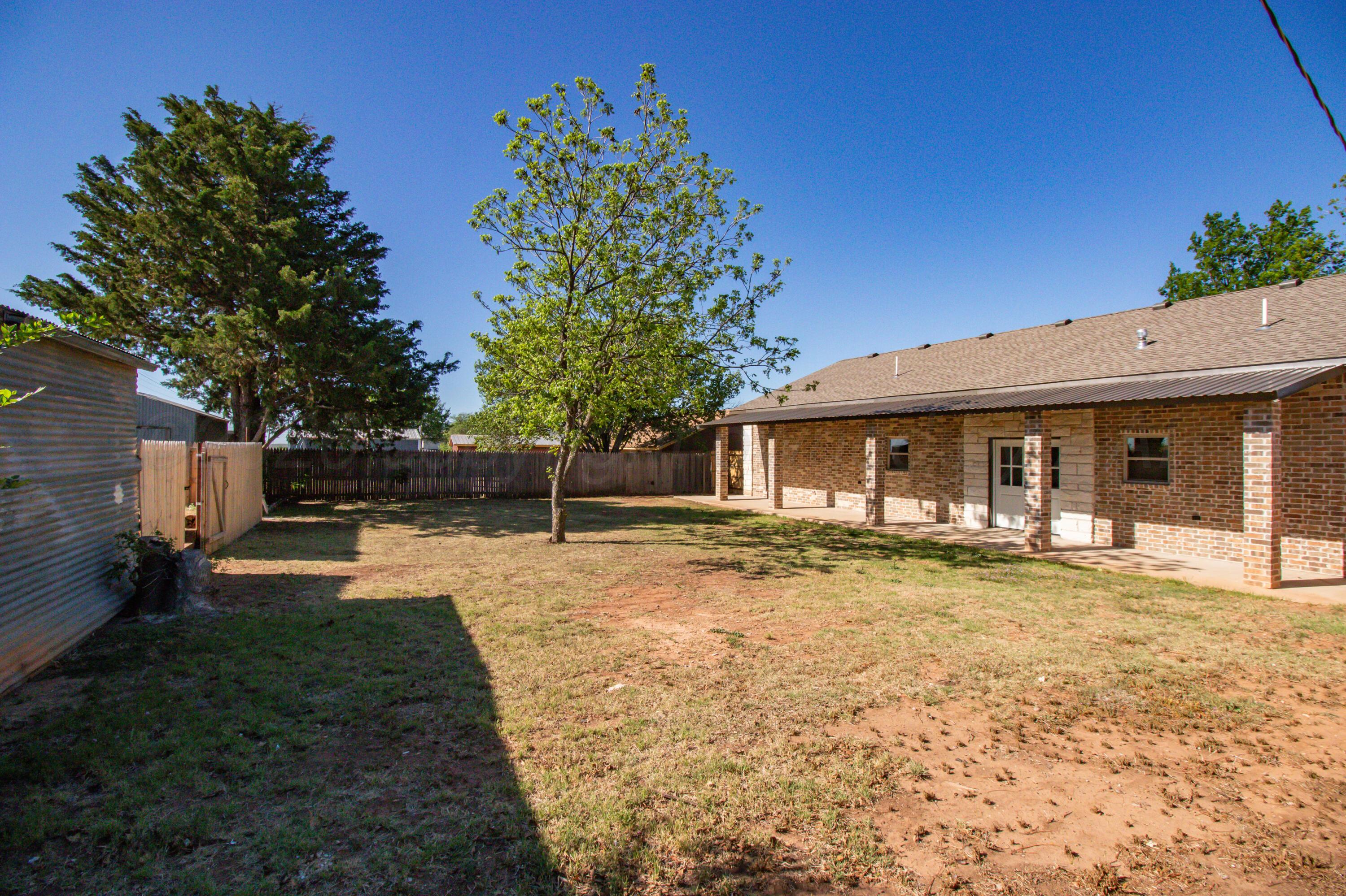 810 South Houston Street Shamrock, TX 79079 - Photo 35 of 42 a view of a house with backyard and sitting area