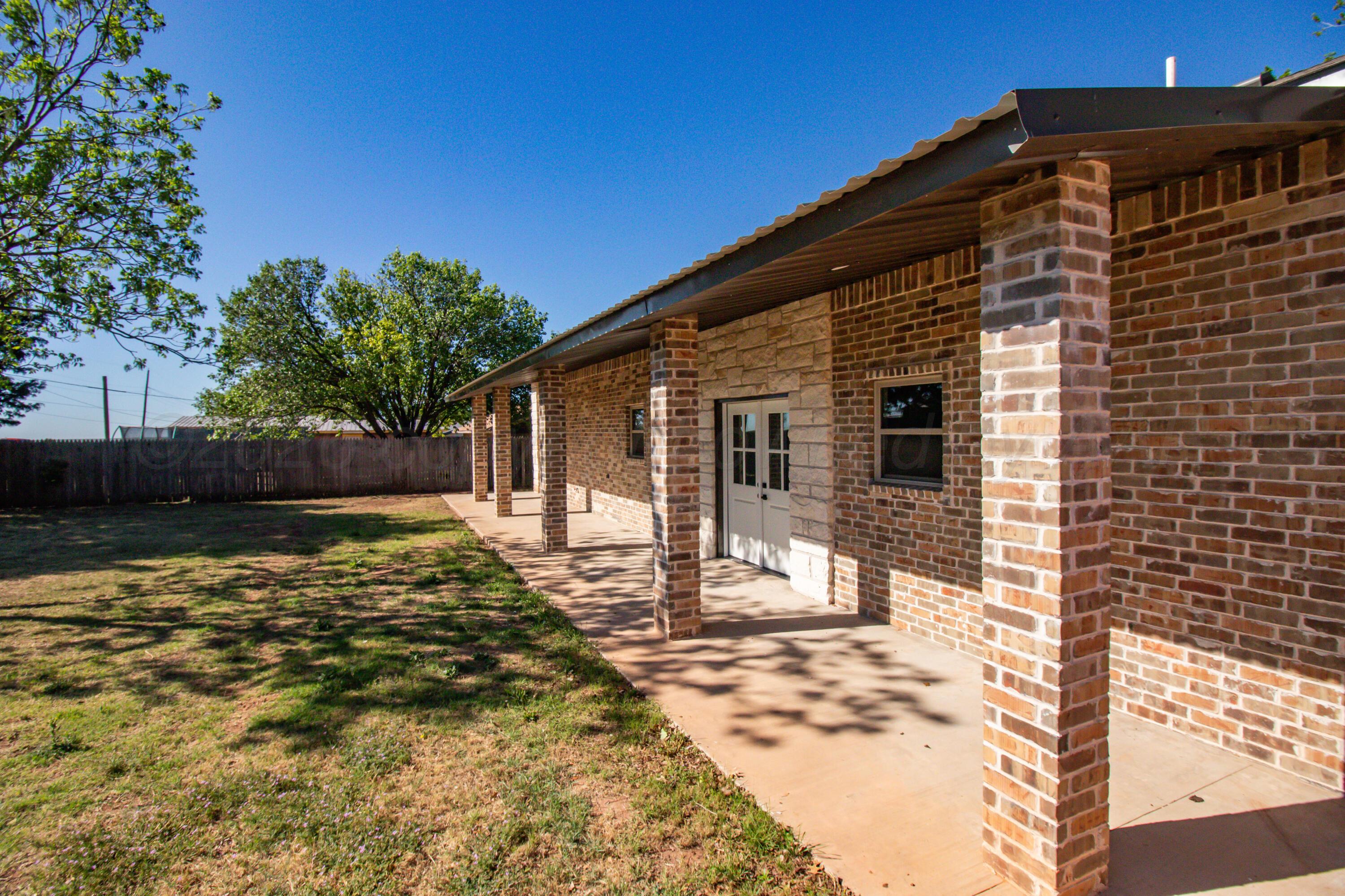 810 South Houston Street Shamrock, TX 79079 - Photo 36 of 42 a backyard of a house