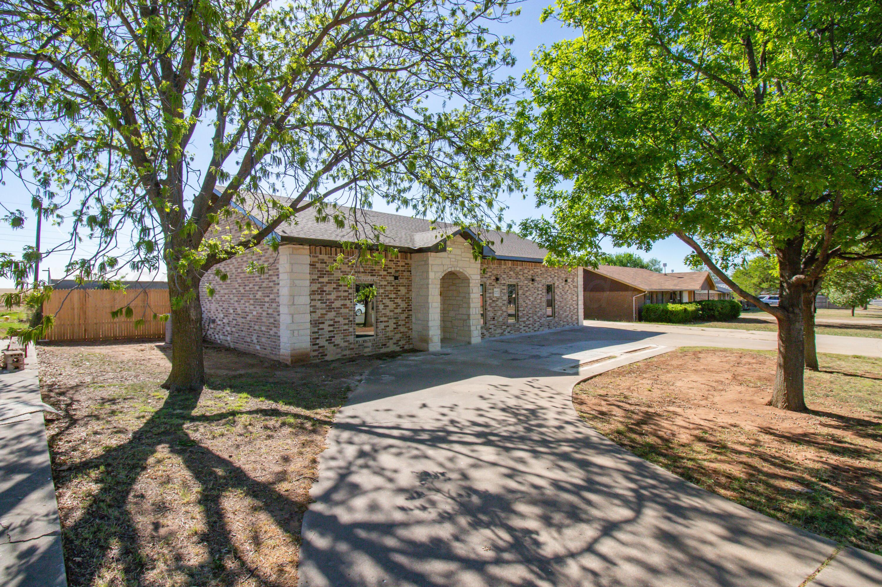 810 South Houston Street Shamrock, TX 79079 - Photo 4 of 42 a front view of a house with a yard and garage
