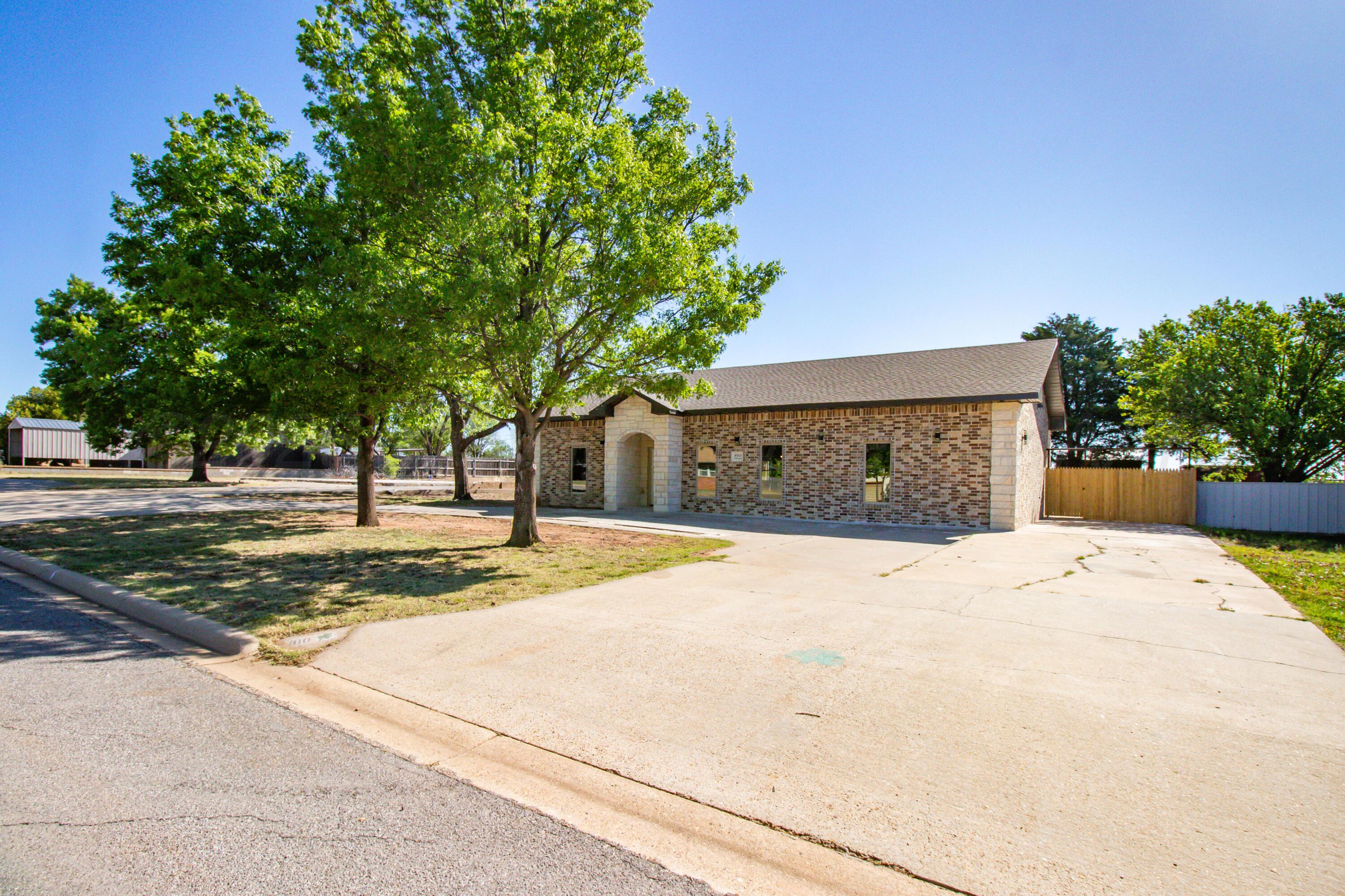810 South Houston Street Shamrock, TX 79079 - Photo 5 of 42 a front view of a house with a yard and garage