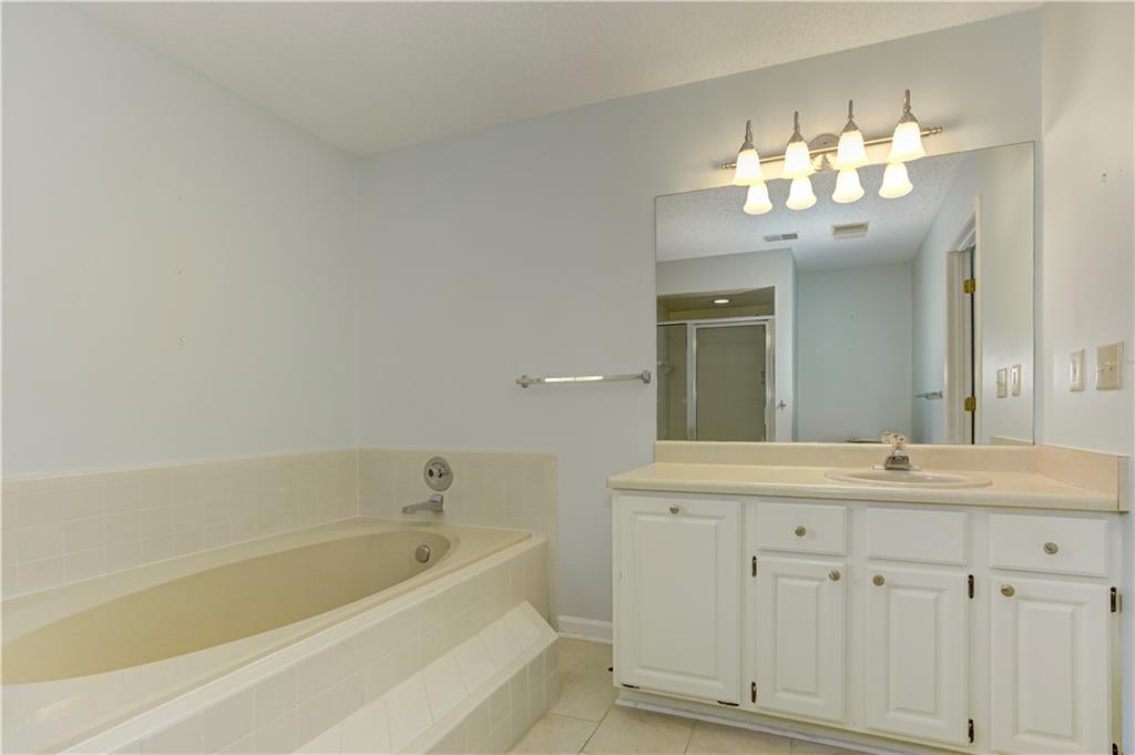 94 Robyn Way Marietta, GA 30062 - Photo 27 of 40 a bathroom with a bathtub a sink and a mirror