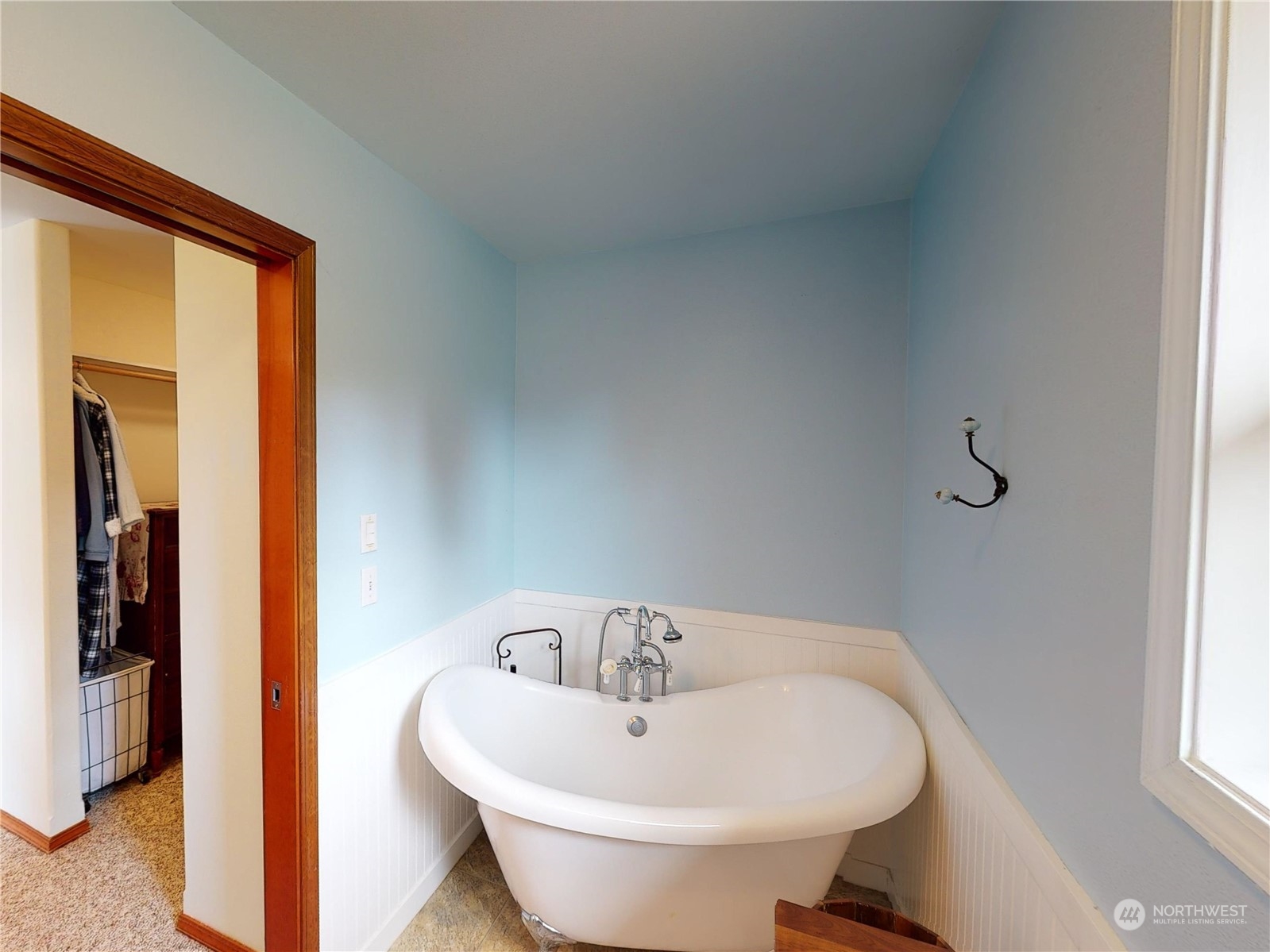 61 Camelot Road Sequim, WA 98382 - Photo 15 of 33 a bathroom with a bathtub and shower