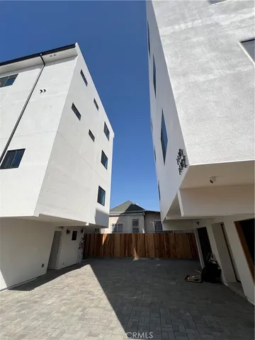a view of a back yard with an empty space
