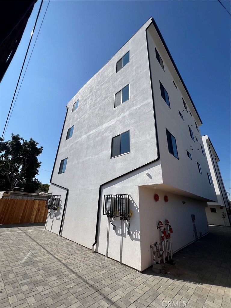 1128 South Ardmore Avenue Los Angeles, CA 90006 - Photo 4 of 30 a front view of a house