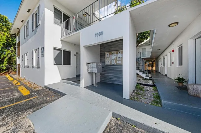 $1,625 | 1960 Northeast 161st Street, Unit 202, North Miami Beach, FL 33162