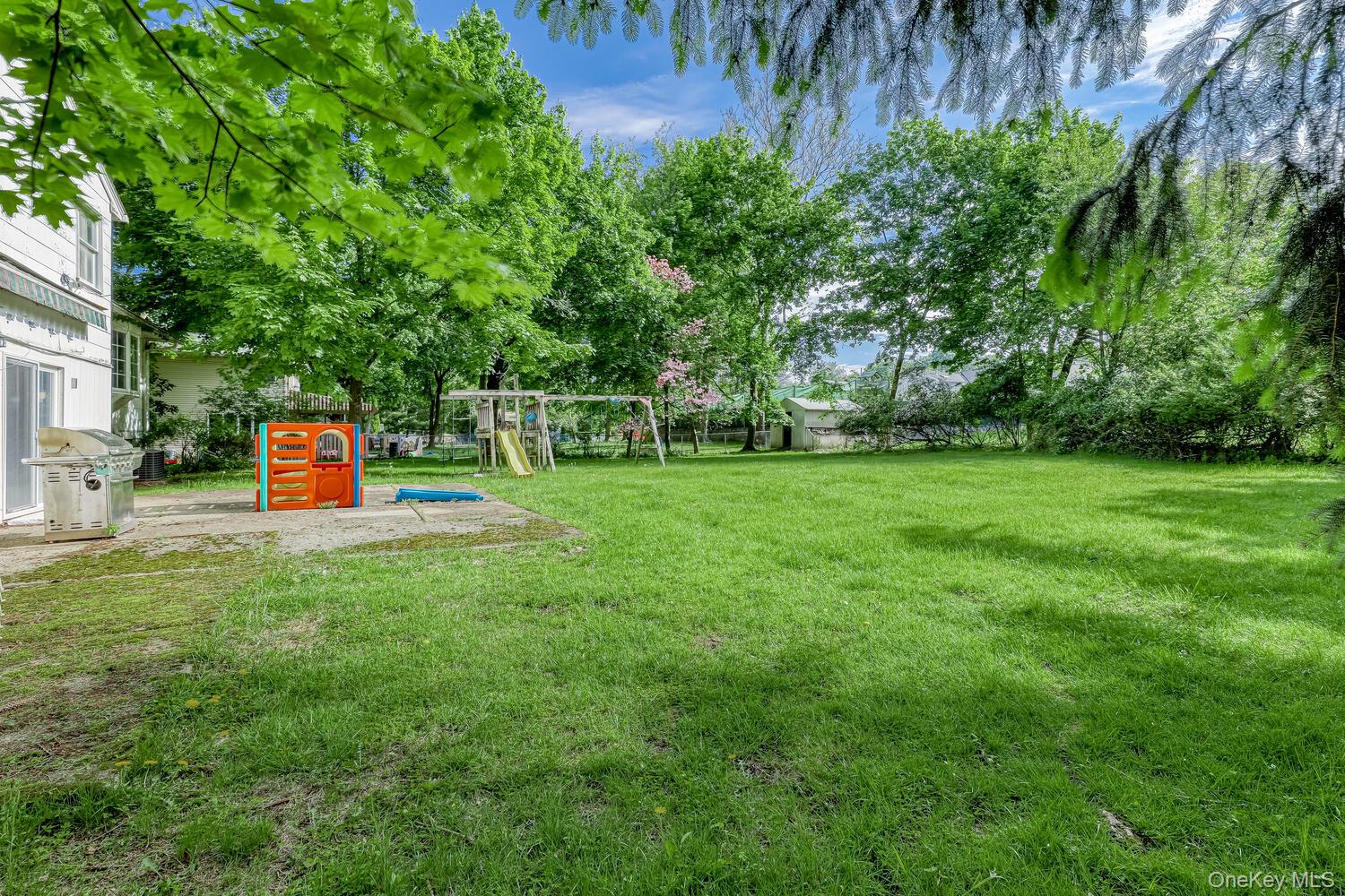 38 Forshay Road Monsey, NY 10952 - Photo 4 of 34 a backyard of a house with table and chairs
