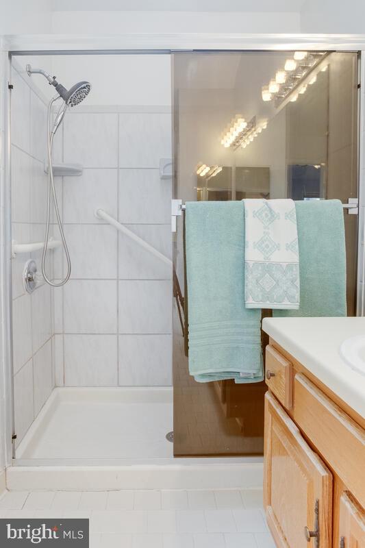 14226 Summit Lane Laurel, MD 20708 - Photo 25 of 58 Walk in shower primaty bath