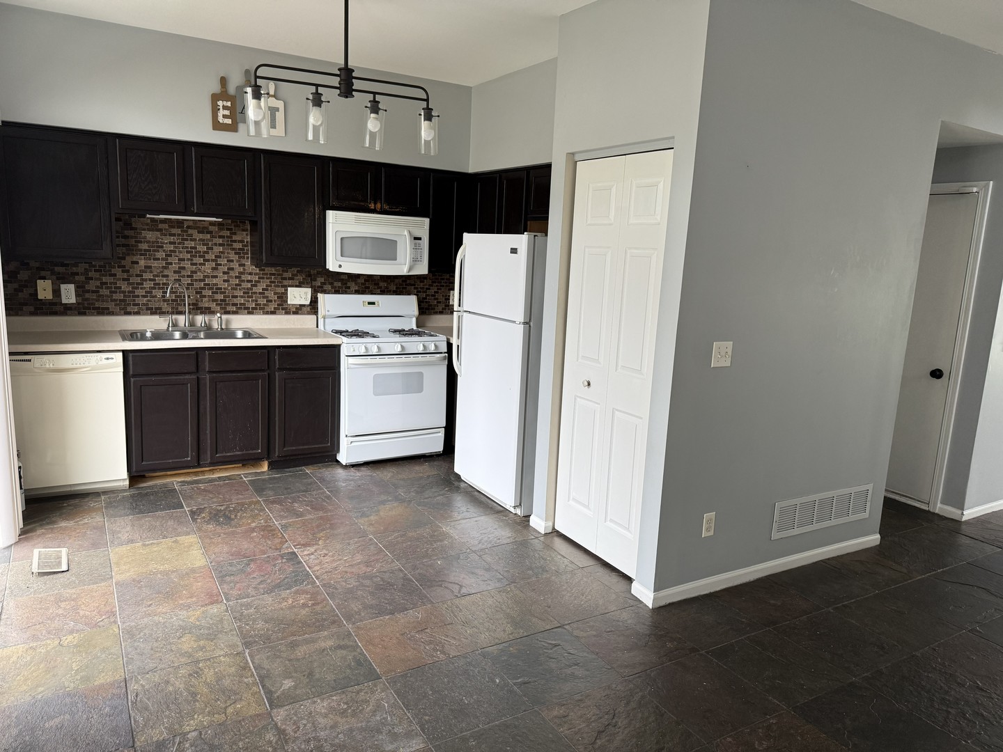 384 Reston Circle Romeoville, IL 60446 - Photo 8 of 31 Gallery Image 8