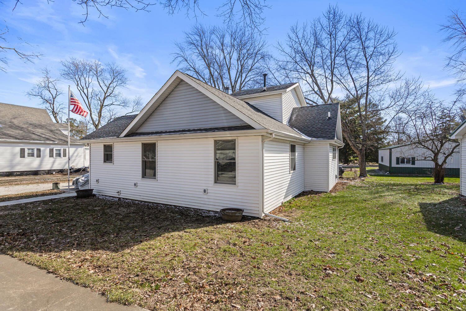16 South Locust Street Pesotum, IL 61863 - Photo 2 of 25