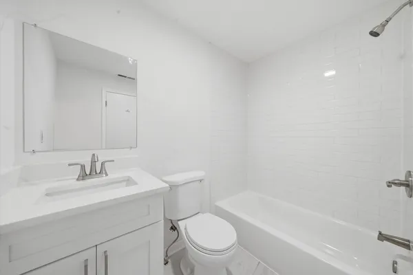 $2,495 | 3037 North Southport Avenue, Unit 1F, Chicago, IL 60657