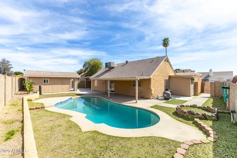 a view of a backyard