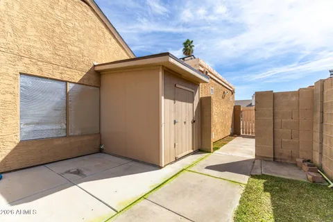 a view of a backyard