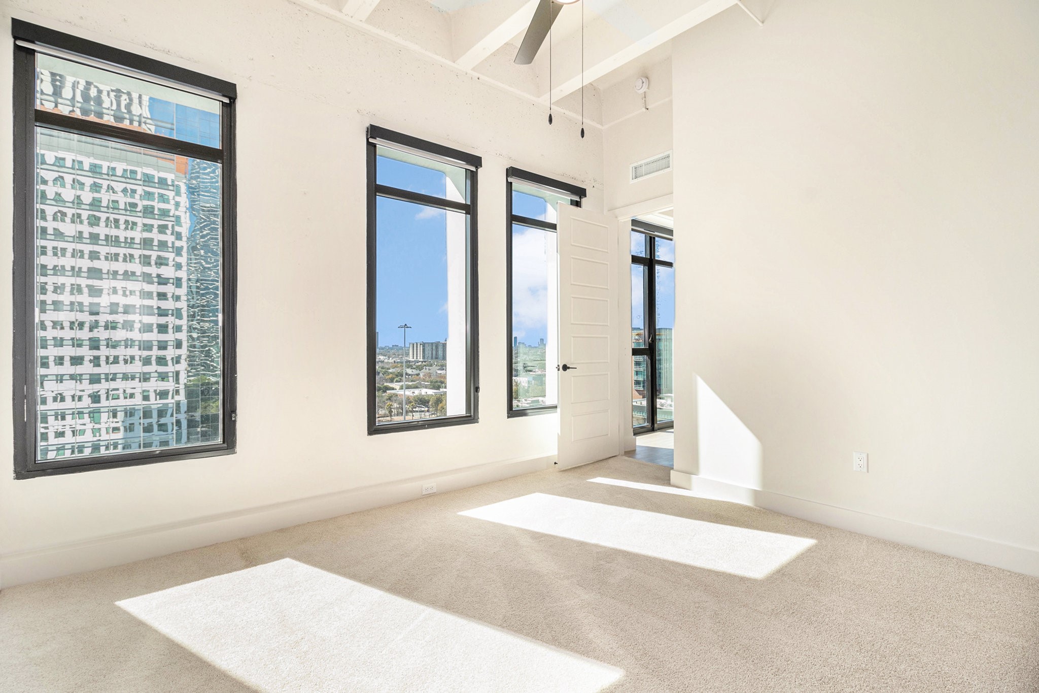 1801 Smith Street, Unit 2015 Houston, TX 77002 - Photo 8 of 28 a view of an empty room with a window