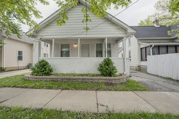 $2,100 | 746 Jackson Street, Aurora, IL 60505