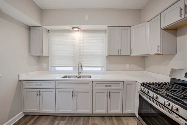 $2,100 | 746 Jackson Street, Aurora, IL 60505
