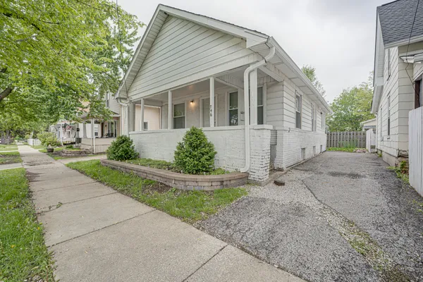 $2,100 | 746 Jackson Street, Aurora, IL 60505