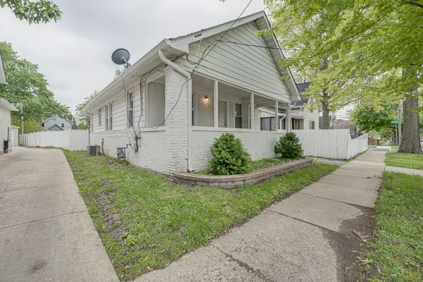 $2,100 | 746 Jackson Street, Aurora, IL 60505