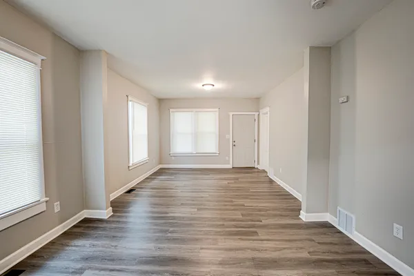 $2,100 | 746 Jackson Street, Aurora, IL 60505