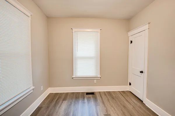 $2,100 | 746 Jackson Street, Aurora, IL 60505
