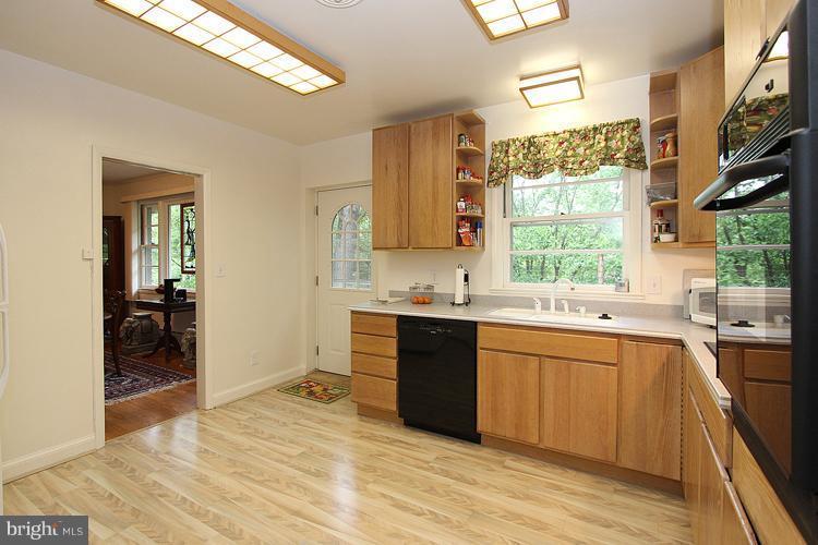 6100 Walhonding Road Bethesda, MD 20816 - Photo 11 of 30 Kitchen with table space