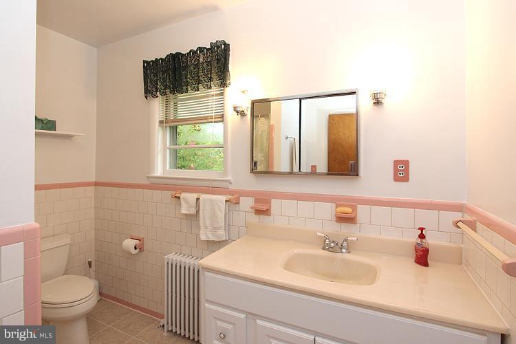 6100 Walhonding Road Bethesda, MD 20816 - Photo 13 of 30 Master Bathroom with tub/shower