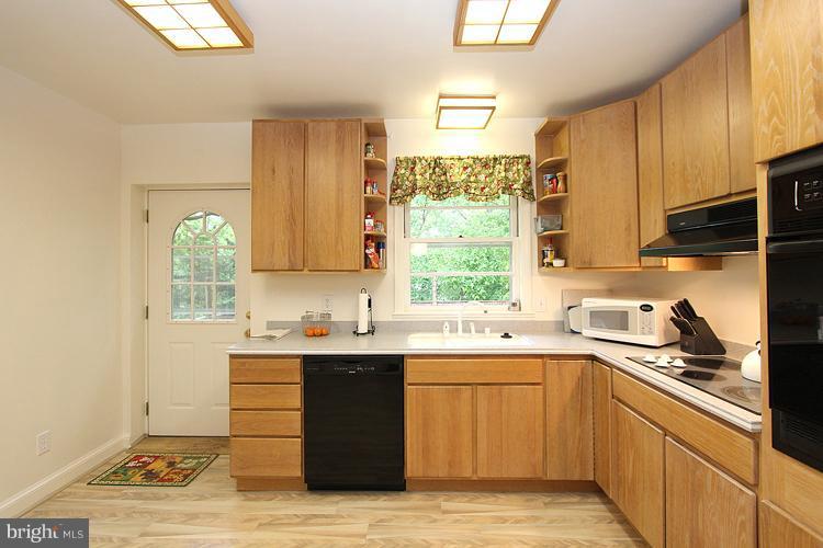 6100 Walhonding Road Bethesda, MD 20816 - Photo 26 of 30 Kitchen with backdoor to deck