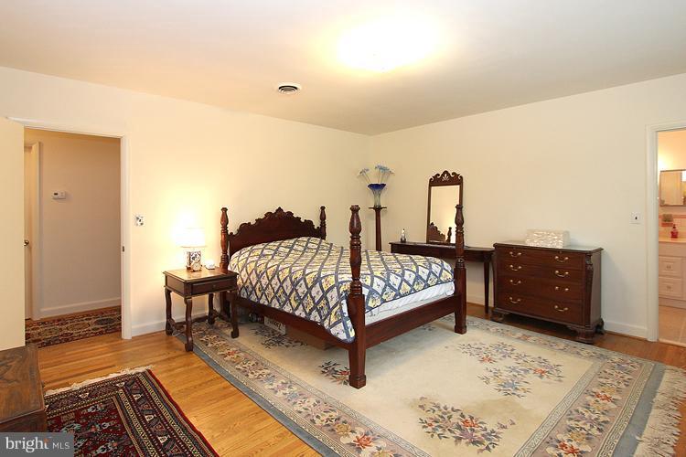 6100 Walhonding Road Bethesda, MD 20816 - Photo 28 of 30 Master Bedroom is spacious!
