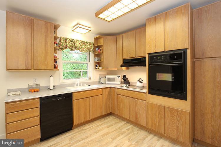 6100 Walhonding Road Bethesda, MD 20816 - Photo 5 of 30 Kitchen, newer dishwasher and oven