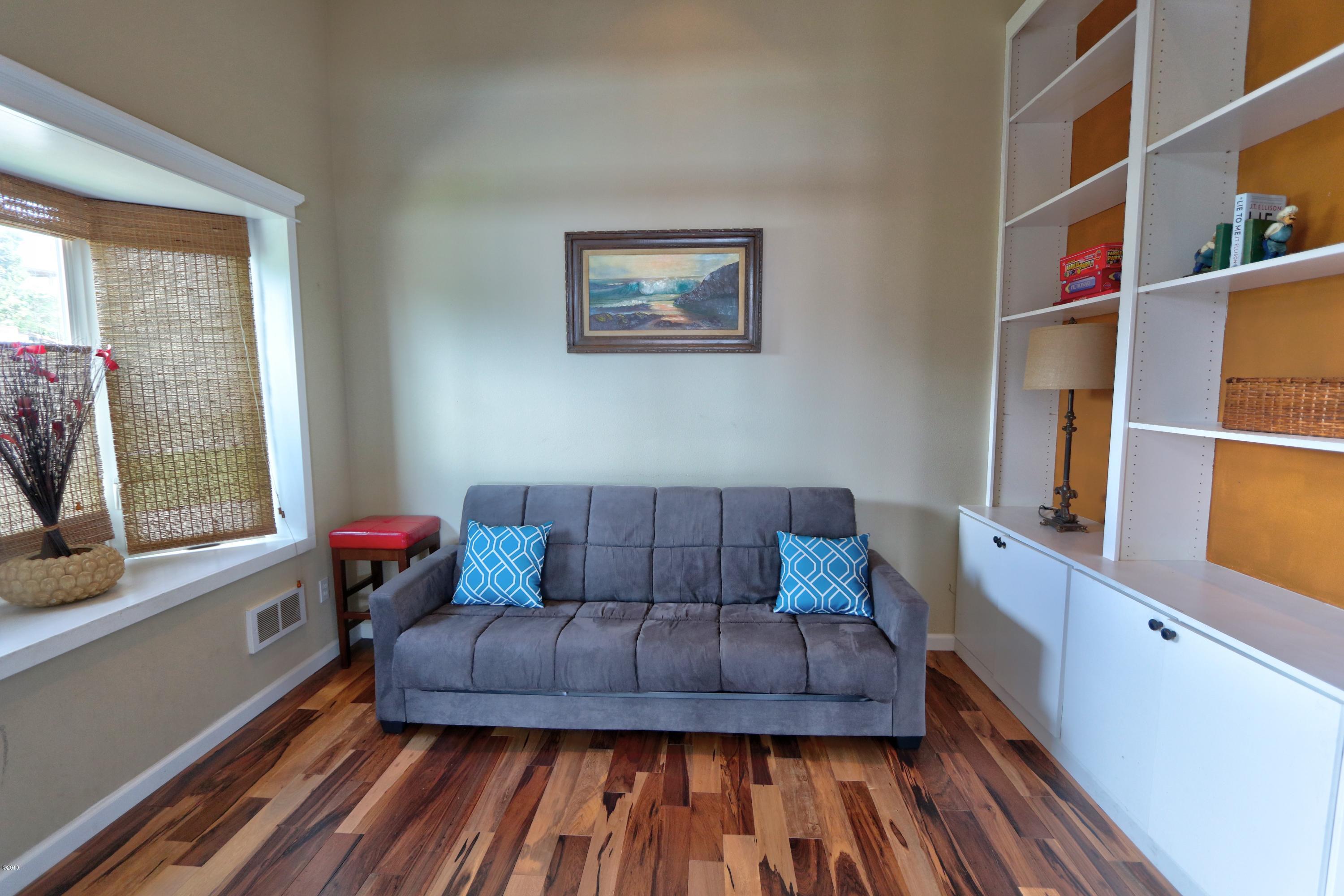 522 Southwest Hurbert Street Newport, OR 97365 - Photo 3 of 29 Den