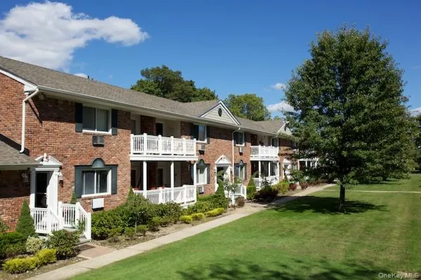$2,315 | 16 Garfield Avenue, Unit 36D, Sayville, NY 11782