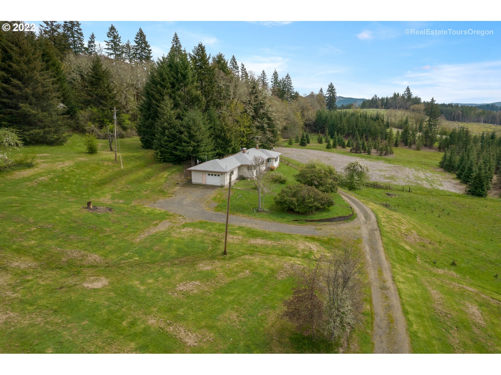 54795 Southwest Roberts School Road Gaston, OR 97119 - Photo 26 of 32 a backyard of a house with lots of green space