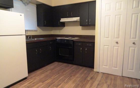 4085 Airport Road Waterford, MI 48329 - Photo 2 of 12