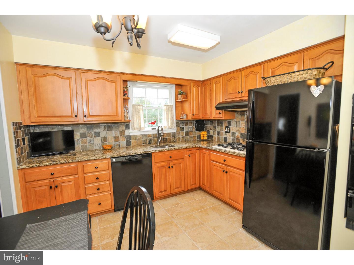 554 Lowell Road Warminster, PA 18974 - Photo 8 of 23