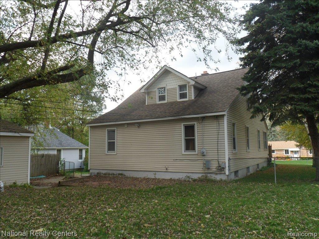 5475 Elizabeth Lake Road Waterford, MI 48327 - Photo 7 of 11 SAM_1005