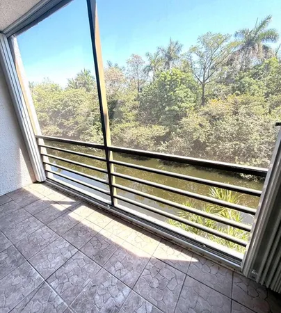 $159,999 | 105 Royal Park Drive, Unit 3A, Oakland Park, FL 33309