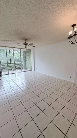 $159,999 | 105 Royal Park Drive, Unit 3A, Oakland Park, FL 33309
