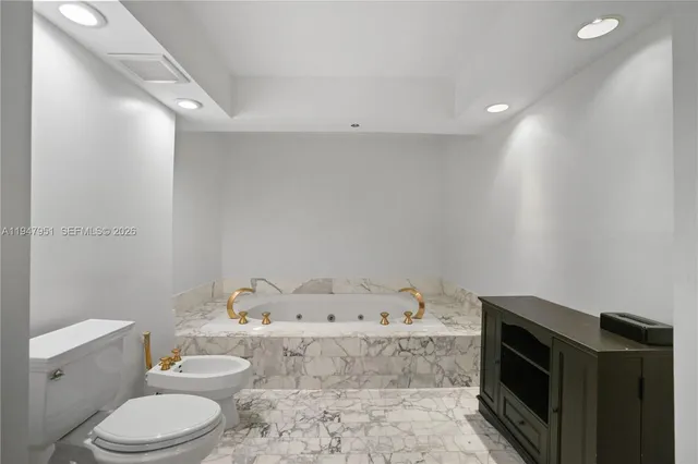 $8,995 | 19355 Turnberry Way, Unit 25GR, Aventura, FL 33180